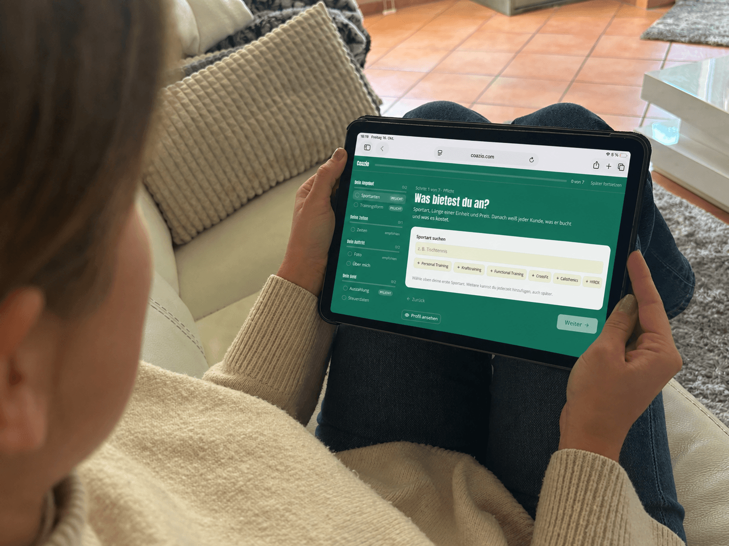 Trainer meldet sich an auf www.coazio.com, um neue Kunden zu finden und sich etwas Geld hinzuzuverdienen